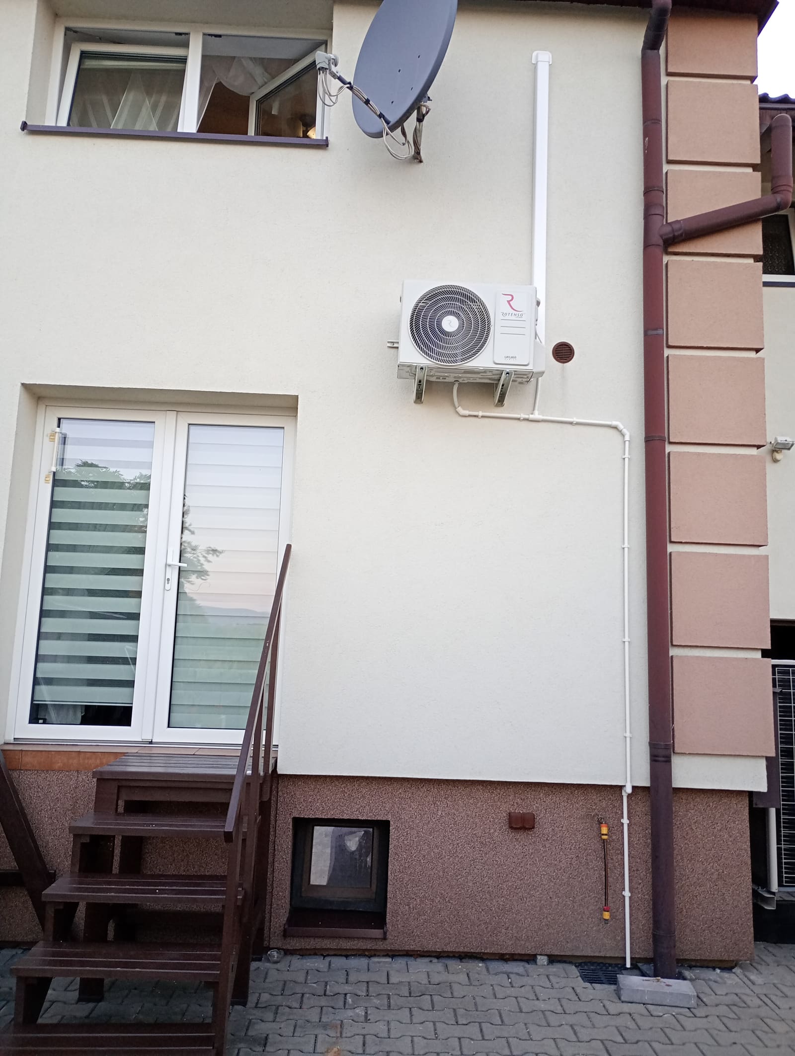Montaż agregatu klimatyzacji na elewacji — Pierściec